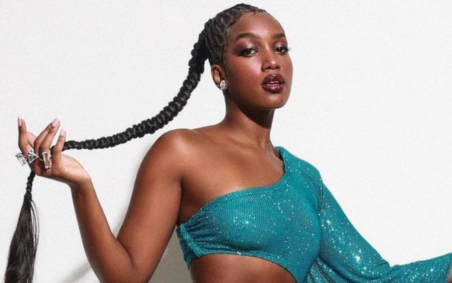 Imagem de Iza com vestido azul em ensaio fotográfico