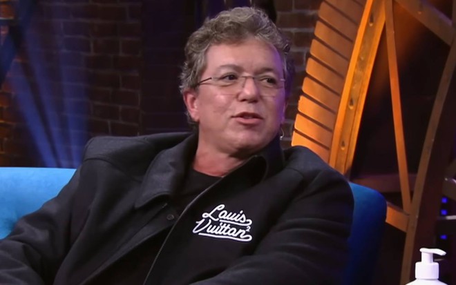 Foto de Boninho; ele veste camiseta preta e jaqueta preta