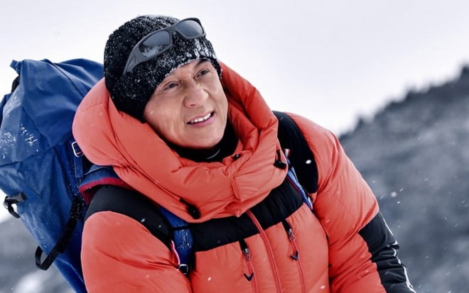 Jackie Chan em cena de Alpinistas - Desastre no Everest