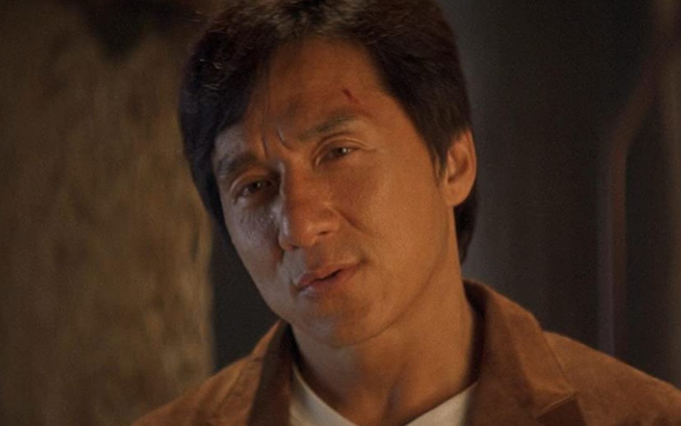 Jackie Chan com um corte em cima da sobrancelha esquerda