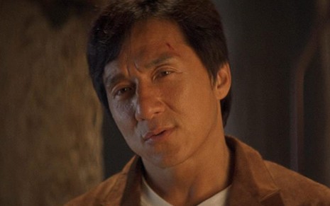 Jackie Chan com um corte em cima da sobrancelha esquerda
