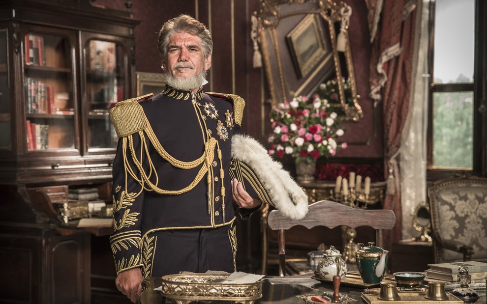 O ator Jackson Antunes posa com uniforme e postura militar em cenário da novela Nos Tempos do Imperador