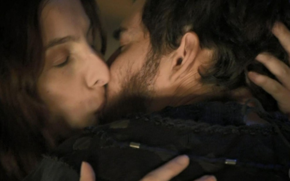 Lia e Jacó se beijam após cerimônia de casamento na novela Gênesis