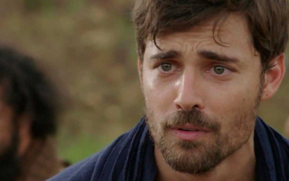 Jacó (Miguel Coelho) está no campo e conversa com servo em cena de Gênesis