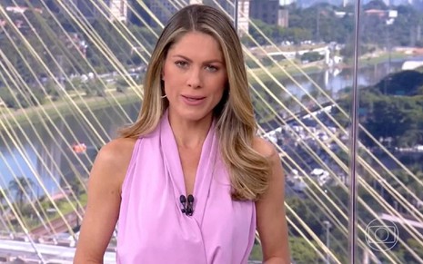 Jacque Brasil com um vestido rosa na apresentação do tempo no Bom Dia Brasil