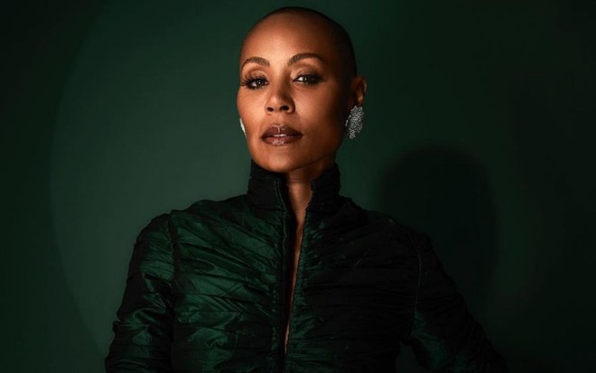 Jada Pinkett Smith posa para foto com expressão séria e vestido verde que usou no Oscar 2022