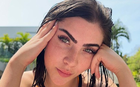 Jade Picon com os cabelos molhados e mãos no rosto em foto publicada no Instagram
