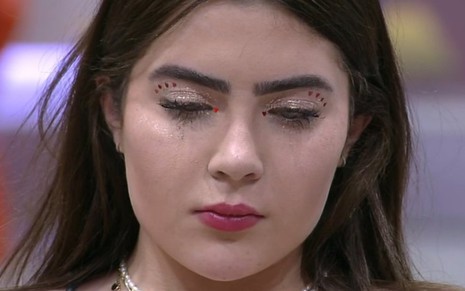 Jade Picon está com o olhar baixo e lágrimas secas no rosto, no BBB 22