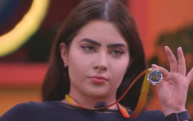 Jade Picon mostra colar com poder no BBB 22, da Globo