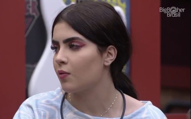 Jade Picon de perfil usa roupa azul e branca