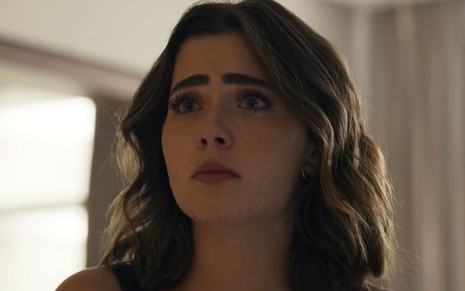 Jade Picon com expressão de choro em cena como Chiara na novela Travessia