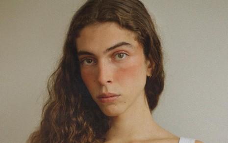 Jade Sassará está com expressão séria e cabelos jogados para o lado em foto publicada no Instagram