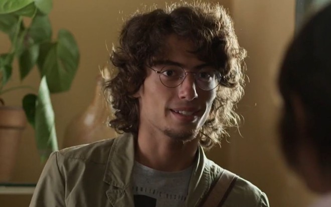 Jaffar Bambirra com sorriso tímido em cena como Murilo na novela Quanto Mais Vida, Melhor!
