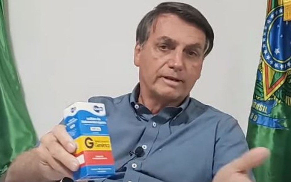 Jair Bolsonaro segura caixa de cloroquina