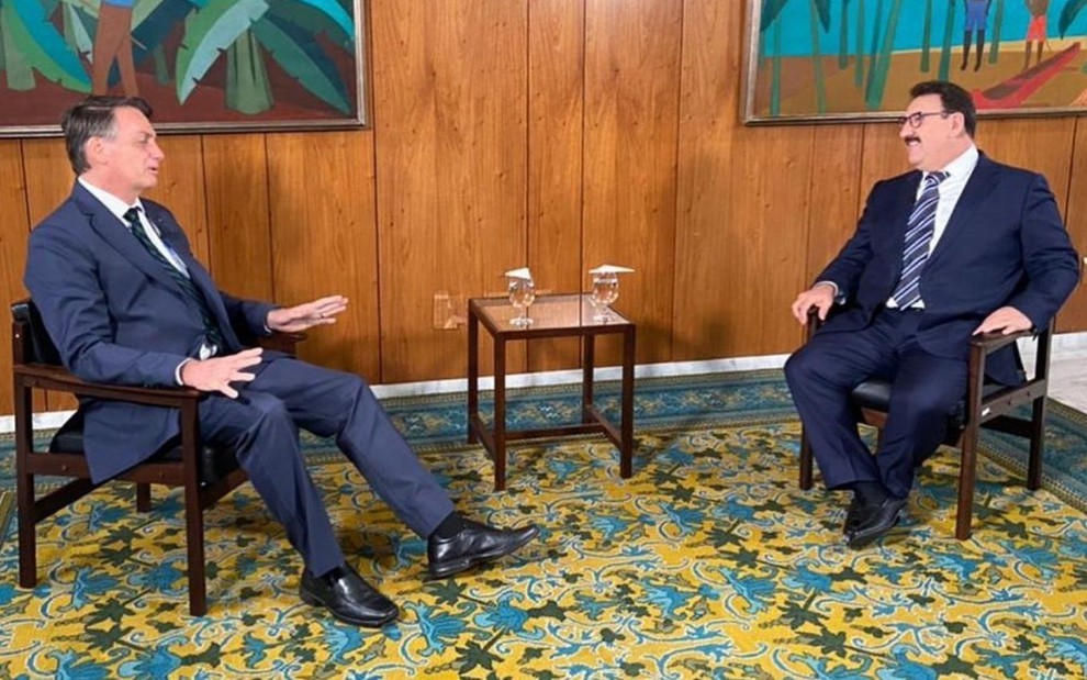 Imagem de Jair Bolsonaro conversando com Ratinho em Brasília