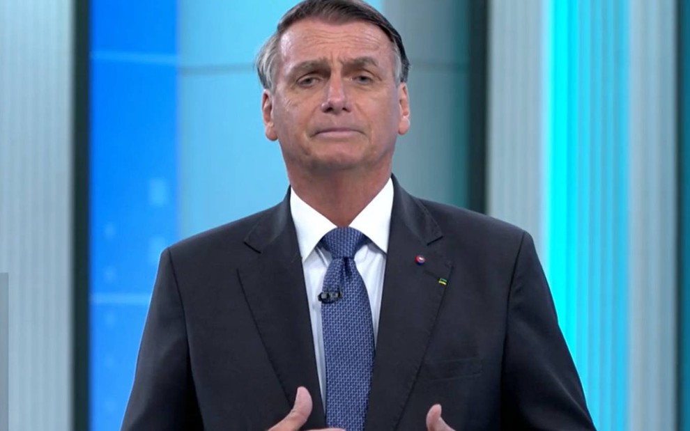 Jair Bolsonaro vestido de terno, nos estúdios da Globo