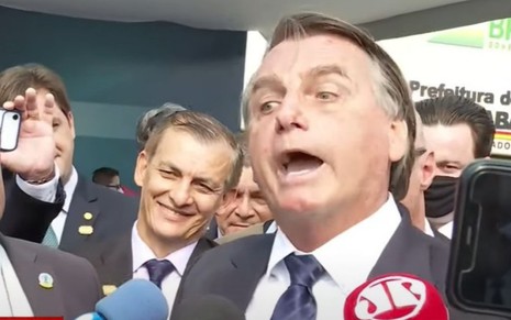 O presidente Jair Bolsonaro gritando enquanto fala com uma repórter em entrevista coletiva