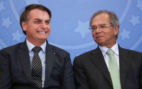 Sorridente, Jair Bolsonaro participa de evento em Brasília ao lado do ministro Paulo Guedes