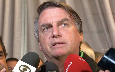 Jair Bolsonaro dá entrevista diante de vários microfones