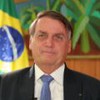 Bolsonaro com um terno preto e gravata azul