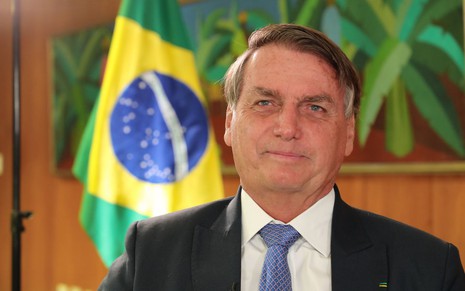 Bolsonaro com um terno preto e gravata azul