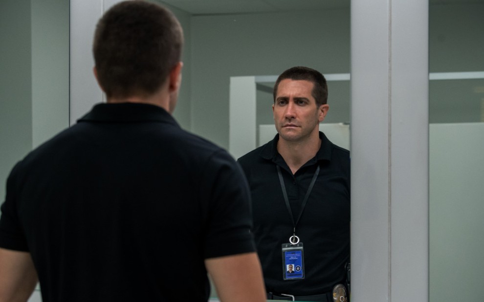 Jake Gylenhaal olhando para o espelho em cena de O Culpado
