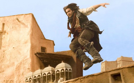 Jake Gylenhaal pulando de telhado em Príncipe da Pérsia - As Areias do Tempo
