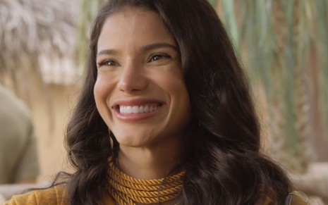 Jakelyne Oliveira sorridente em cena como Maaca na novela Reis