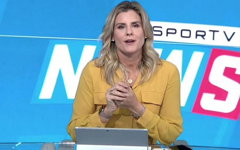 Janaina Xavier com uma camisa amarela no comando do SporTV News