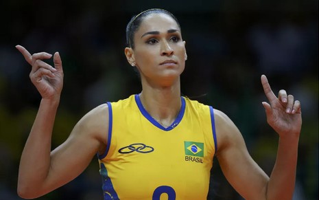 Jaqueline Carvalho comemora ponto durante um jogo da seleção olímpica de vôlei em 2016
