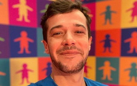 Jayme Matarazzo faz selfie em frente ao logo do Criança Esperança