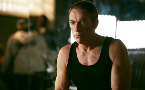 Jean-Claude Van Damme em cena de Último Mercenário