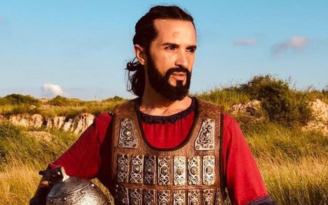 O ator Jeff Machado com roupa de época, remetendo ao exército romano, nos bastidores de Reis