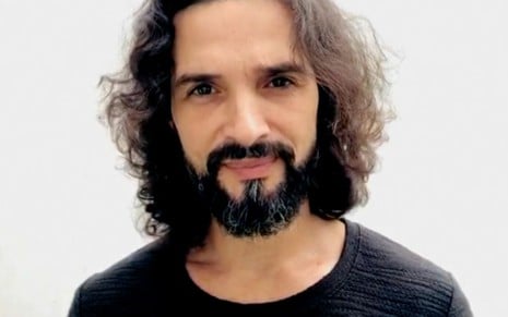 Foto do ator Jeff Machado num fundo branco com camisa preta