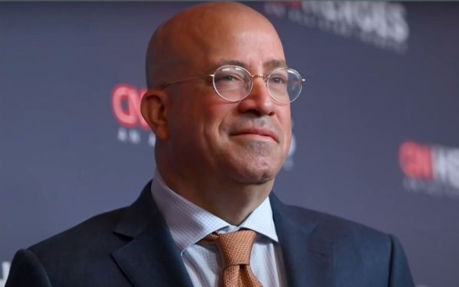 Jeff Zucker em frente a um painel da CNN