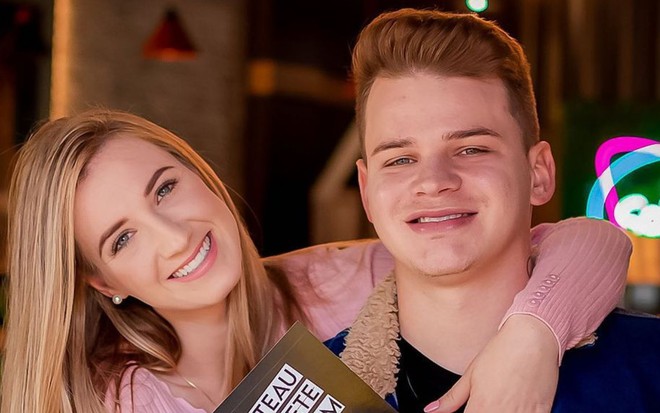 Maiara Datsch e Jefferson Machado estão abraçados e sorridentes