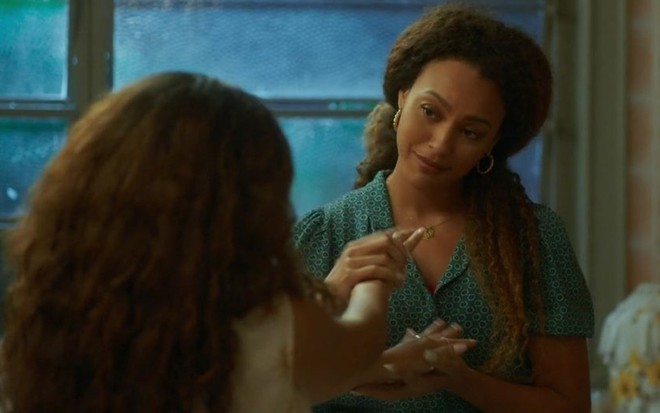 Em cena de Vai na Fé, Bella Campos está de mãos dadas com Sheron Menezzes