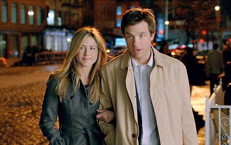 Jennifer Aniston lado a lado com Jason Bateman em cena de Coincidências do Amor