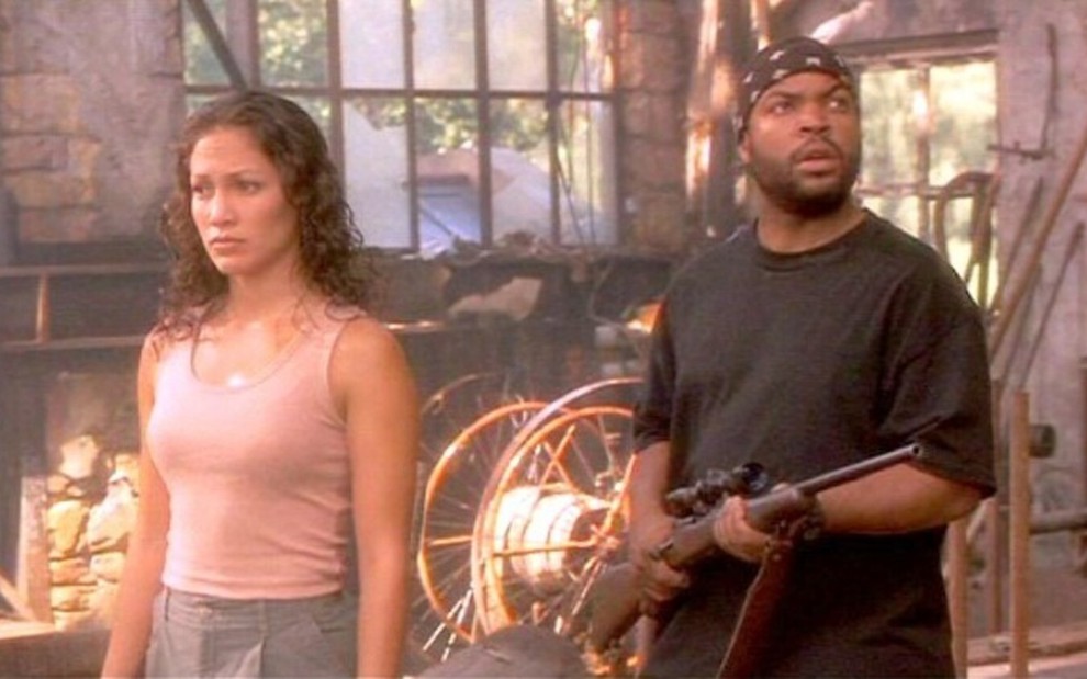 Jennifer Lopez ao lado de Ice Cube em cena de Anacondada