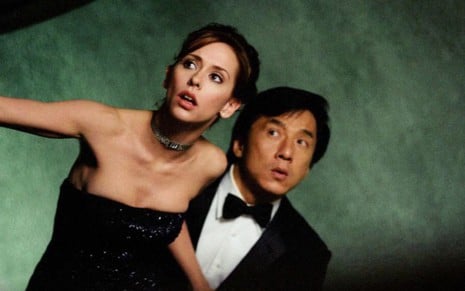 Jennifer Love Hewitt ao lado de Jackie Chan em cena de O Terno de 2 Bilhões de Dólares