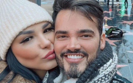 Jenny Miranda e Fábio Gontijo com rostos colados em selfie