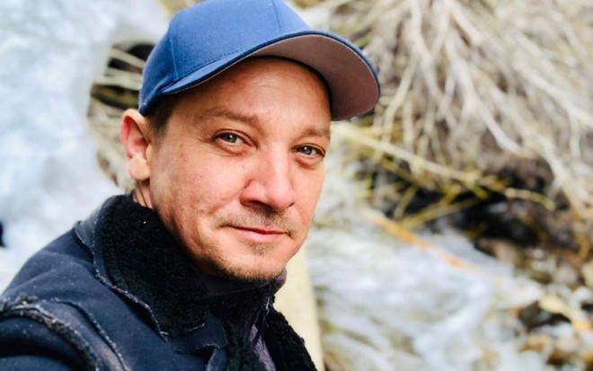 Imagem de Jeremy Renner de boné