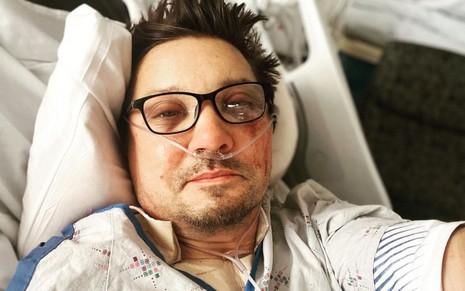 Imagem de Jeremy Renner em uma cama de hospital