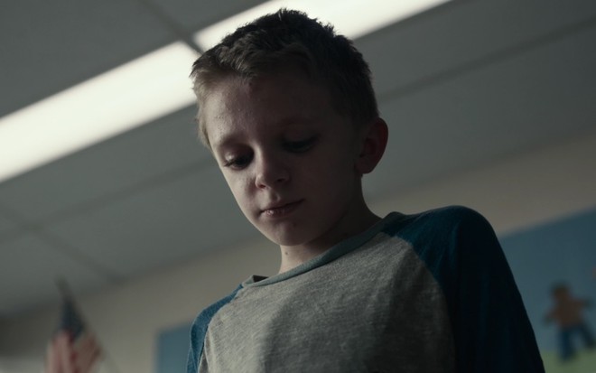Jeremy T. Thomas em cena de Espíritos Obscuros
