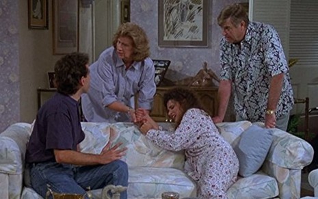 Da esquerda para direita: os atores Jerry Seinfeld, Liz Sheridan, Julia Louis-Dreyfus e Barney Martin em Seinfeld