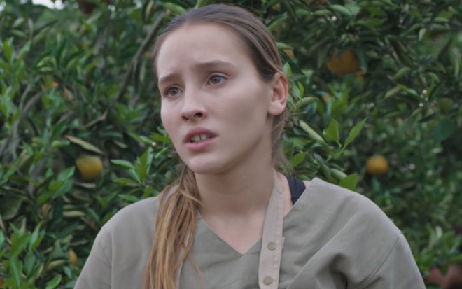 Duda Batsow com expressão séria em cena da novela Todas as Flores