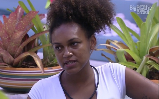 Jessilane Alves conversa na área externa do BBB 22