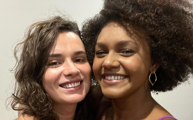 Sté Frick e Jessilane Alves estão abraçadas e sorridentes