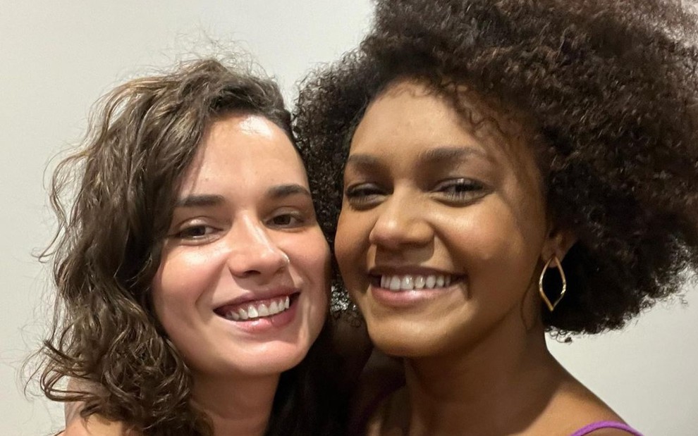 Sté Frick e Jessilane Alves estão abraçadas e sorridentes