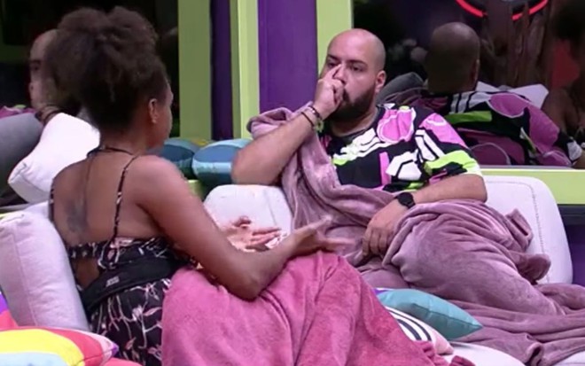 De costas, Jessilane Alves conversa com Tiago Abravanel na sala do BBB 22